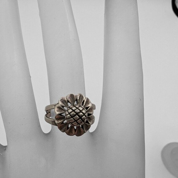 Jewelry - Vintage Sterling Silver 925 Floral Ring With Intricate Flower Design Size 5.5